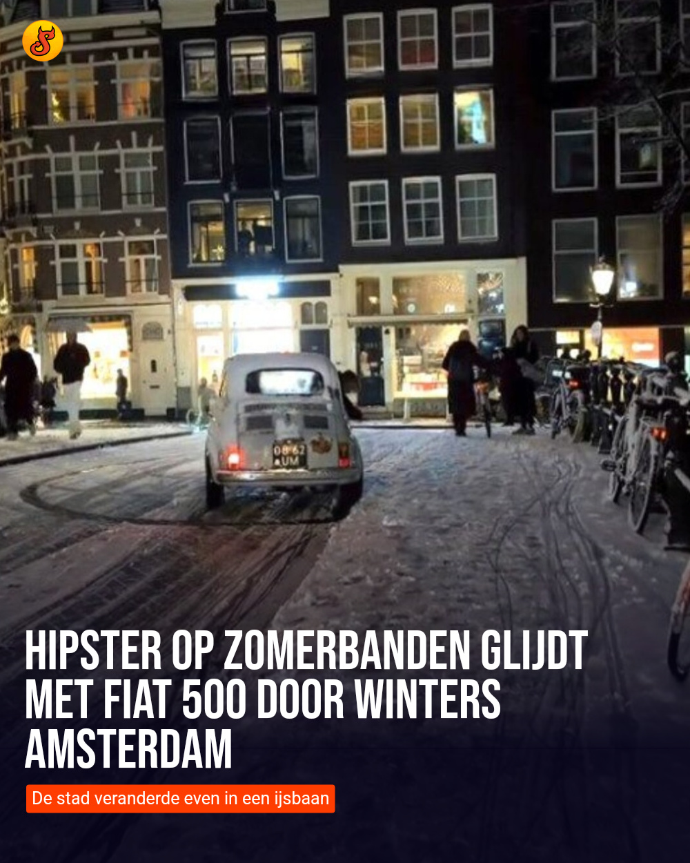 Hipster op zomerbanden glijdt met Fiat 500 door winters Amsterdam