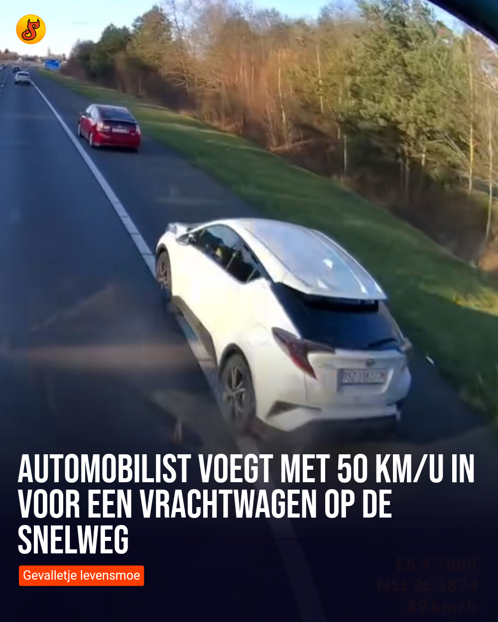 Automobilist voegt met 50 km/u in voor een vrachtwagen op de snelweg
