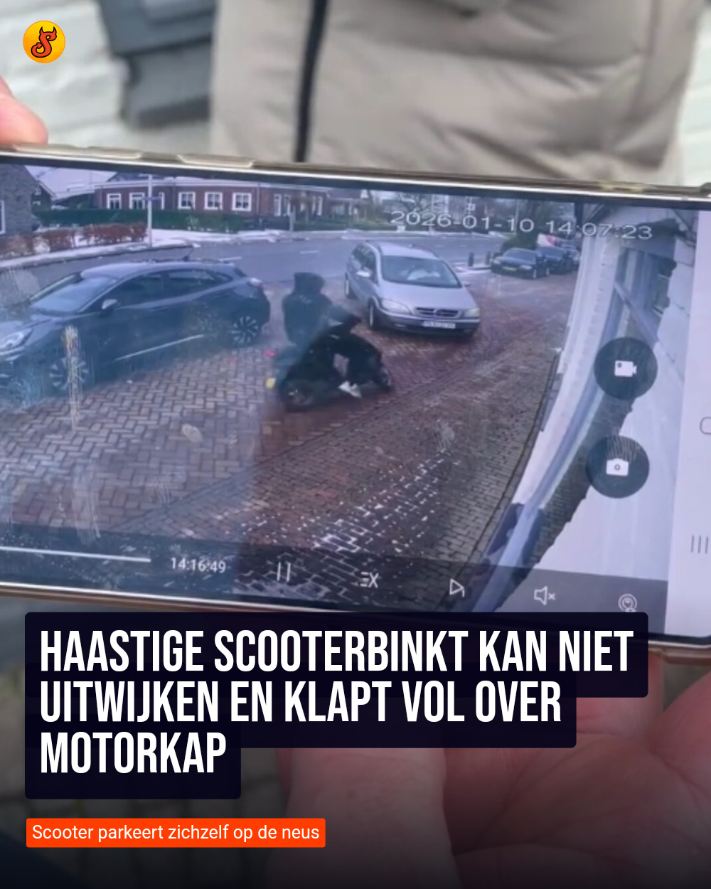 Haastige scooterbinkt kan niet uitwijken en klapt vol over motorkap