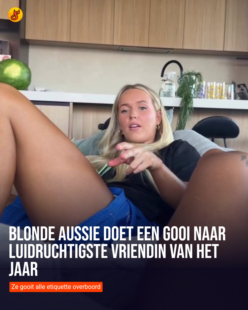Blonde Aussie doet een gooi naar luidruchtigste vriendin van het jaar