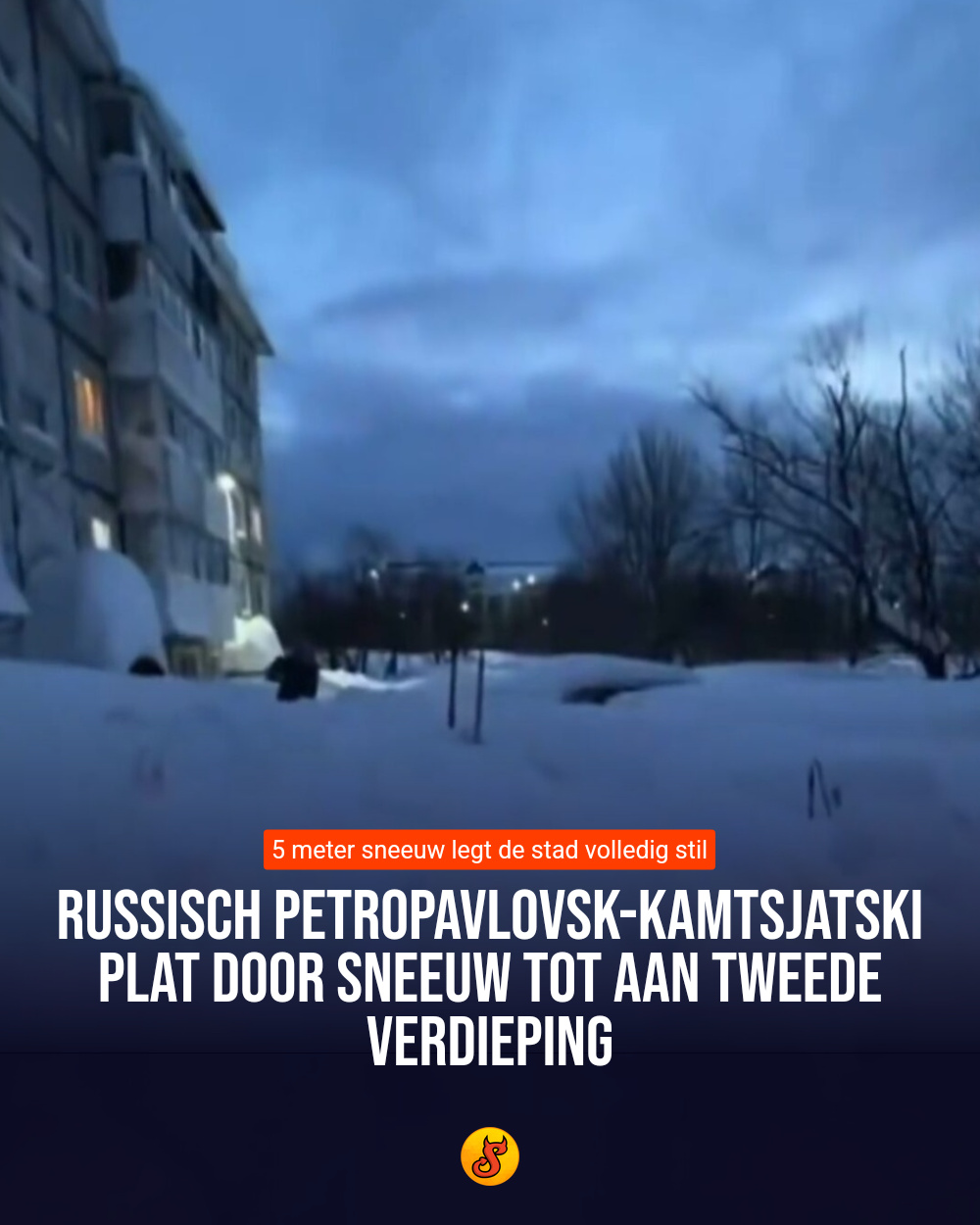 Russisch Petropavlovsk-Kamtsjatski plat door sneeuw tot aan tweede verdieping