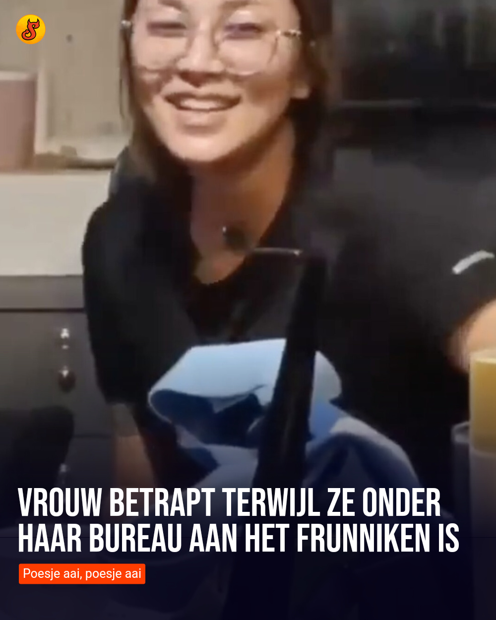 Vrouw betrapt terwijl ze onder haar bureau aan het frunniken is