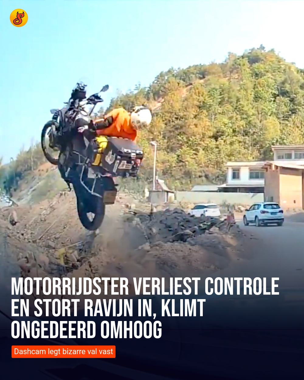 Motorrijdster verliest controle en stort ravijn in, klimt ongedeerd omhoog