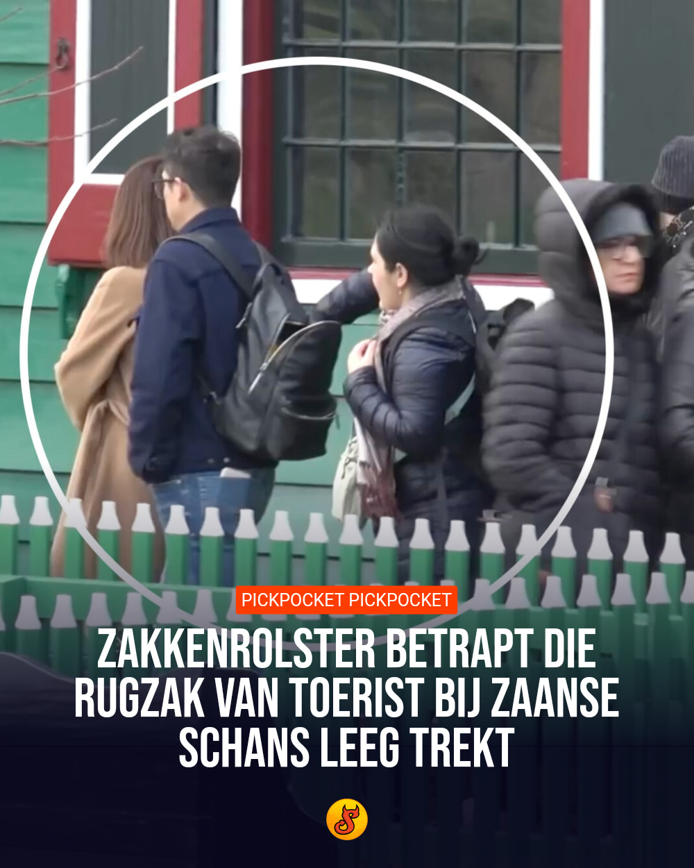 Zakkenrolster betrapt die rugzak van toerist bij Zaanse Schans leeg trekt