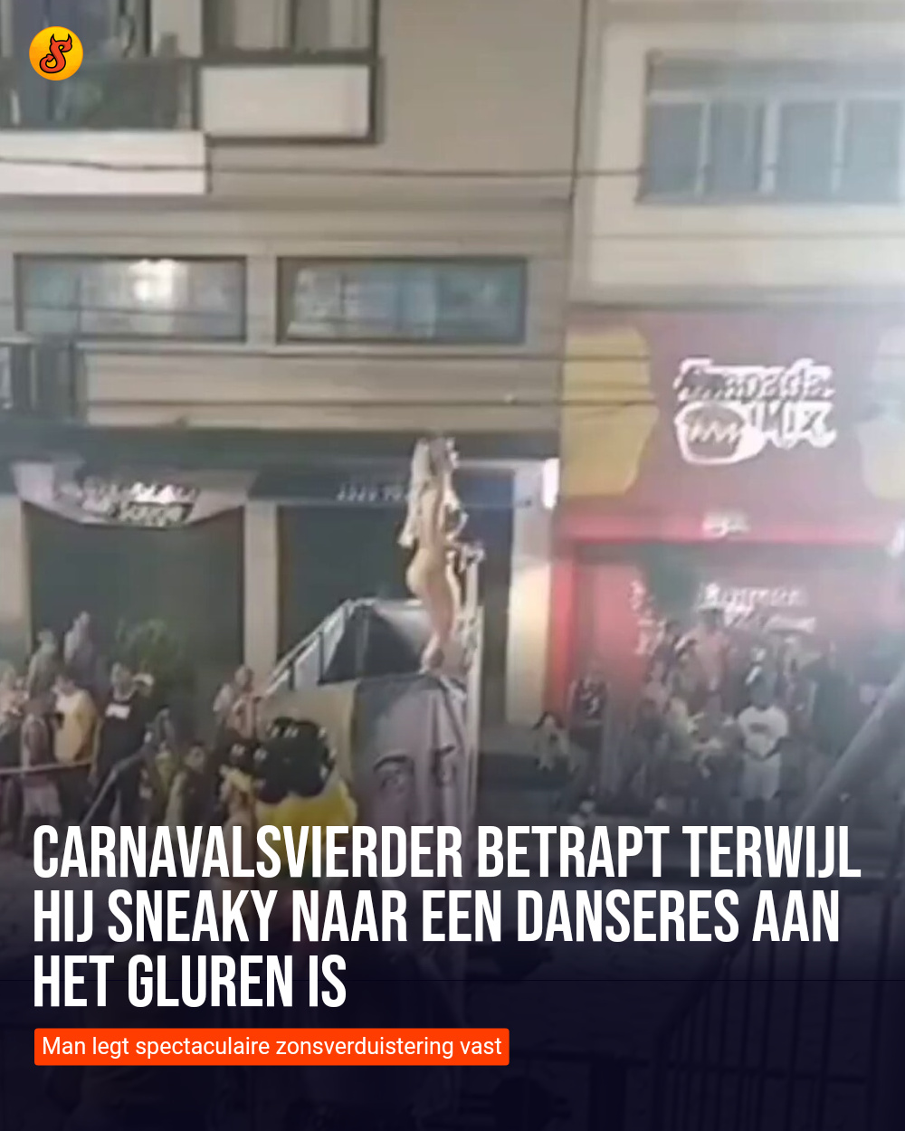 Carnavalsvierder betrapt terwijl hij sneaky naar een danseres aan het gluren is