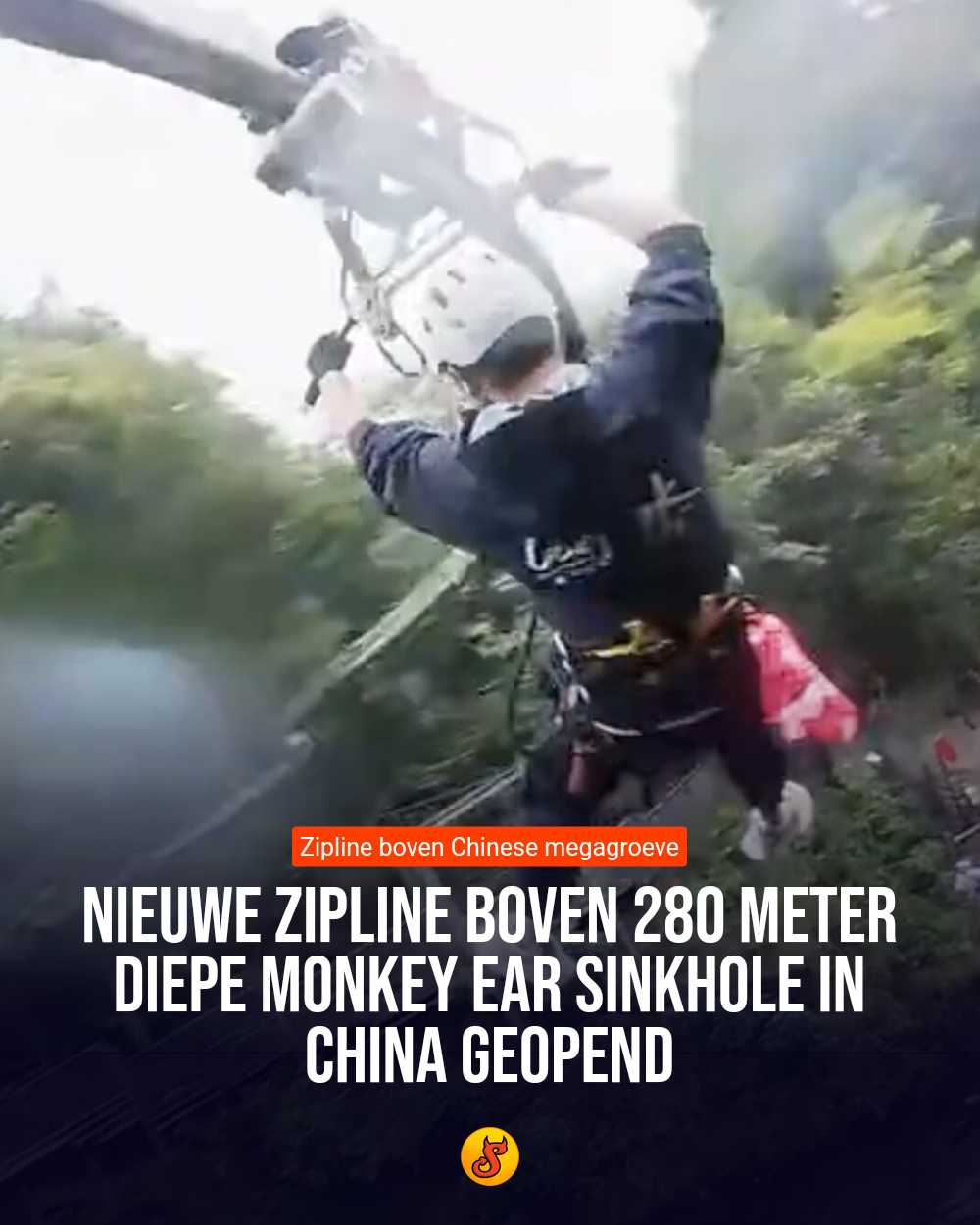 Nieuwe zipline boven 280 meter diepe Monkey Ear Sinkhole in China geopend