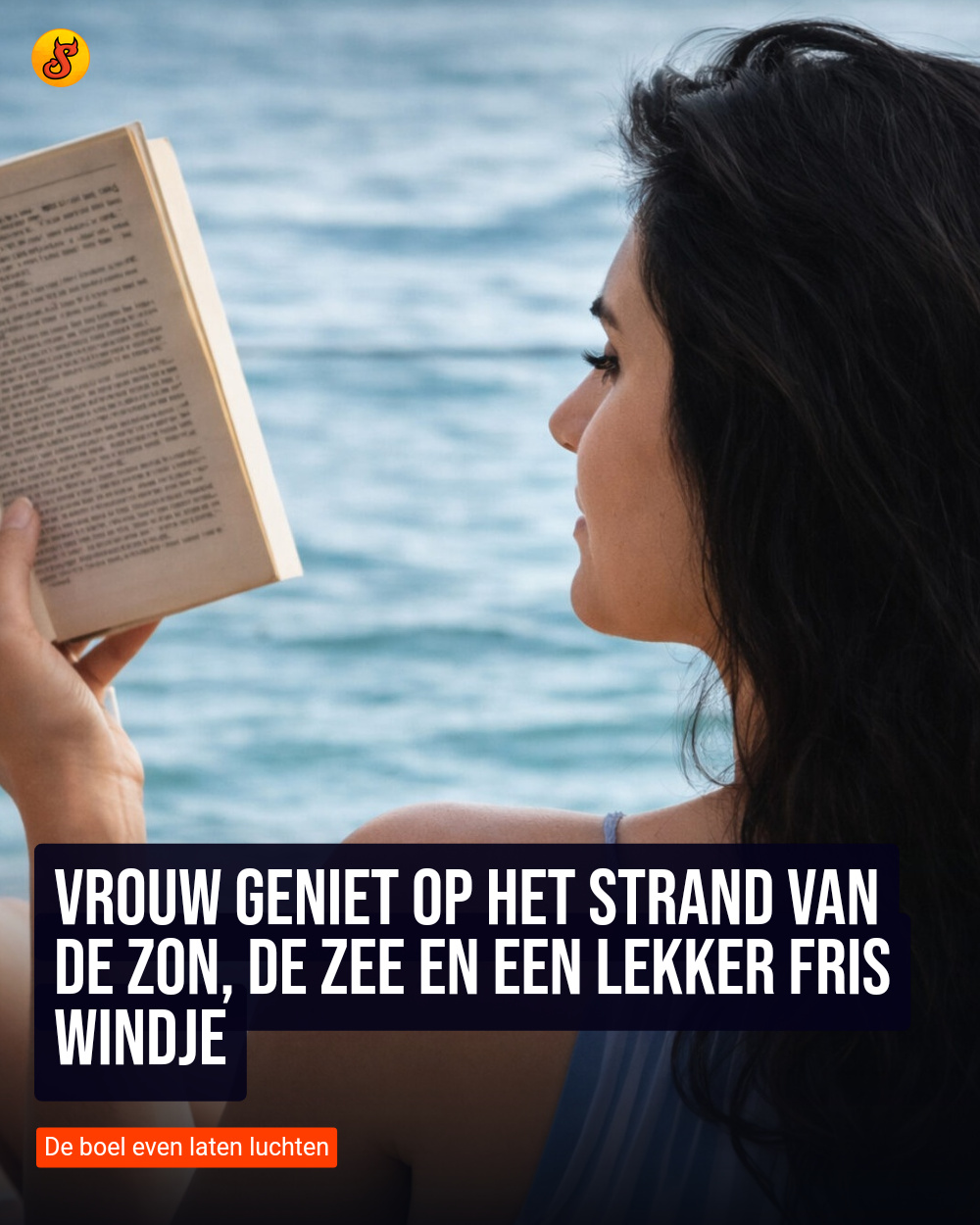 Vrouw geniet op het strand van de zon, de zee en een lekker fris windje