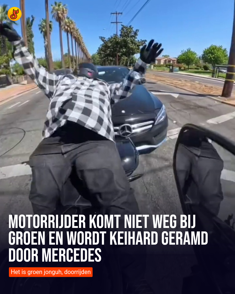 Motorrijder komt niet weg bij groen en wordt keihard geramd door Mercedes