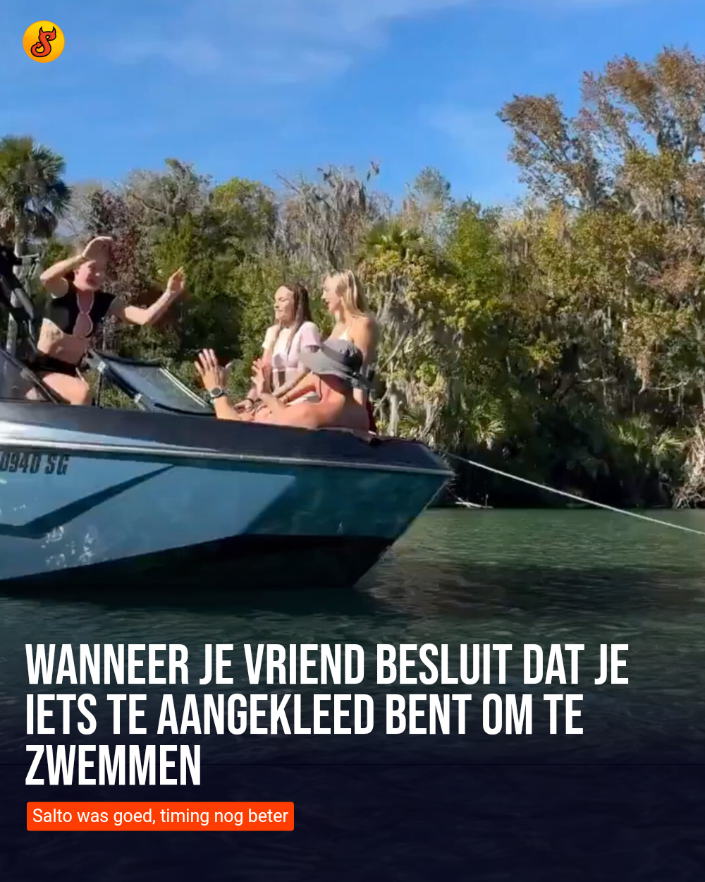 Wanneer je vriend besluit dat je iets te aangekleed bent om te zwemmen