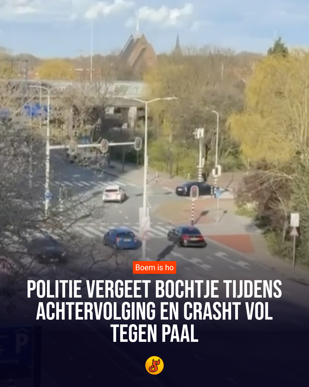 Politie vergeet bochtje tijdens achtervolging en crasht vol tegen paal
