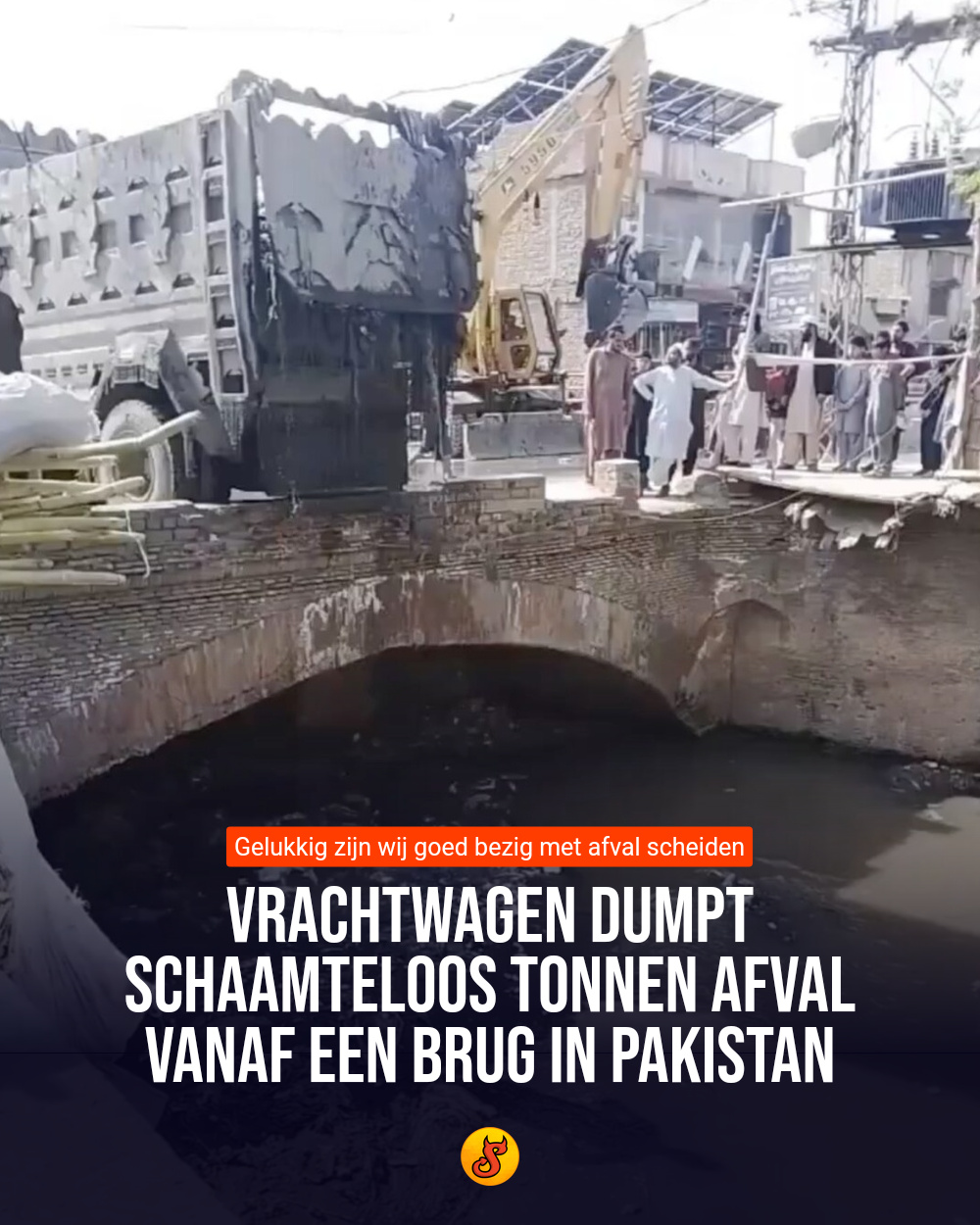 Vrachtwagen dumpt schaamteloos tonnen afval vanaf een brug in Pakistan