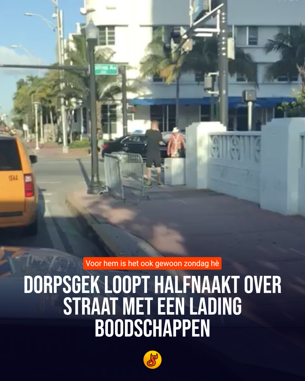 Dorpsgek loopt halfnaakt over straat met een lading boodschappen