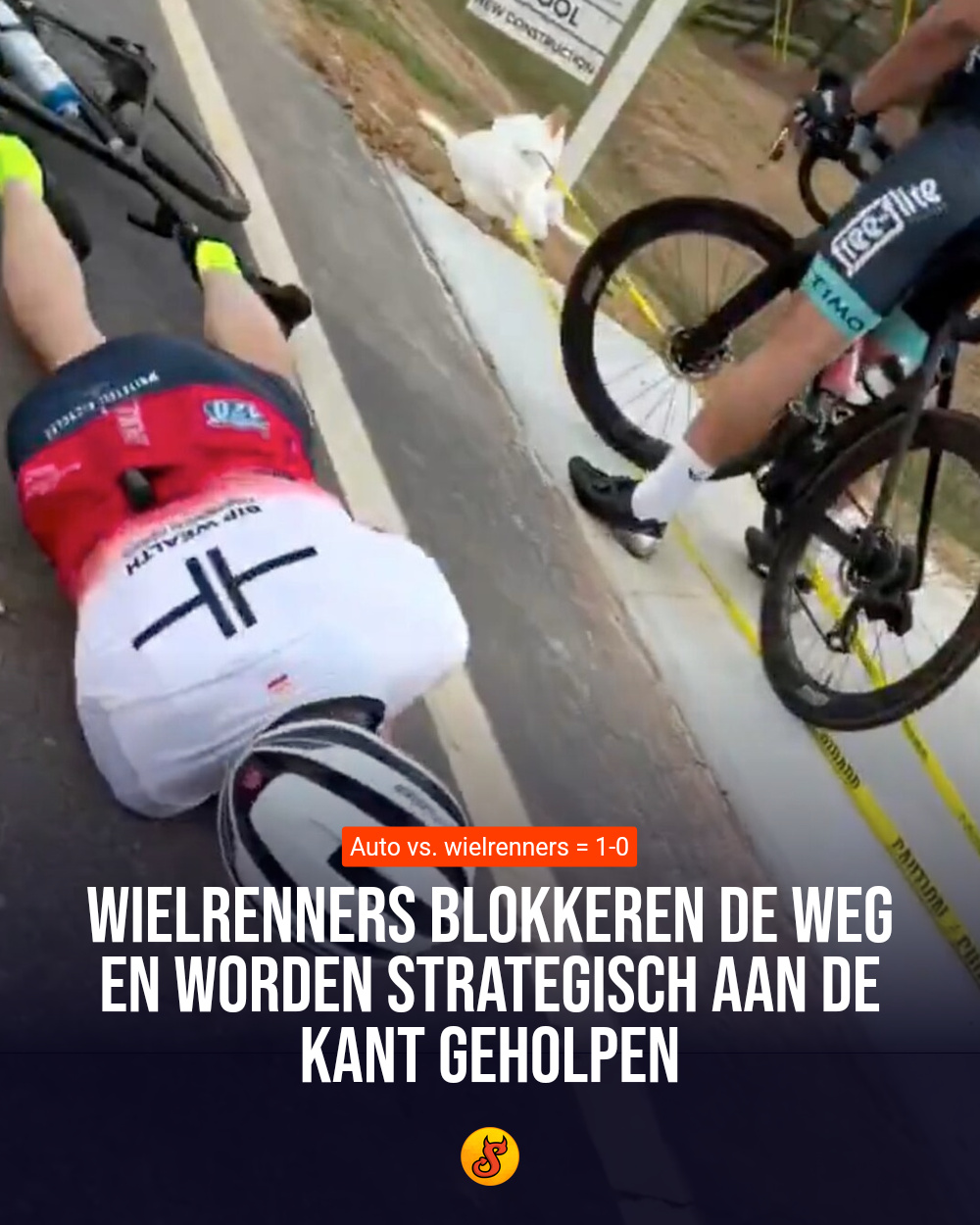 Wielrenners blokkeren de weg en worden strategisch aan de kant geholpen
