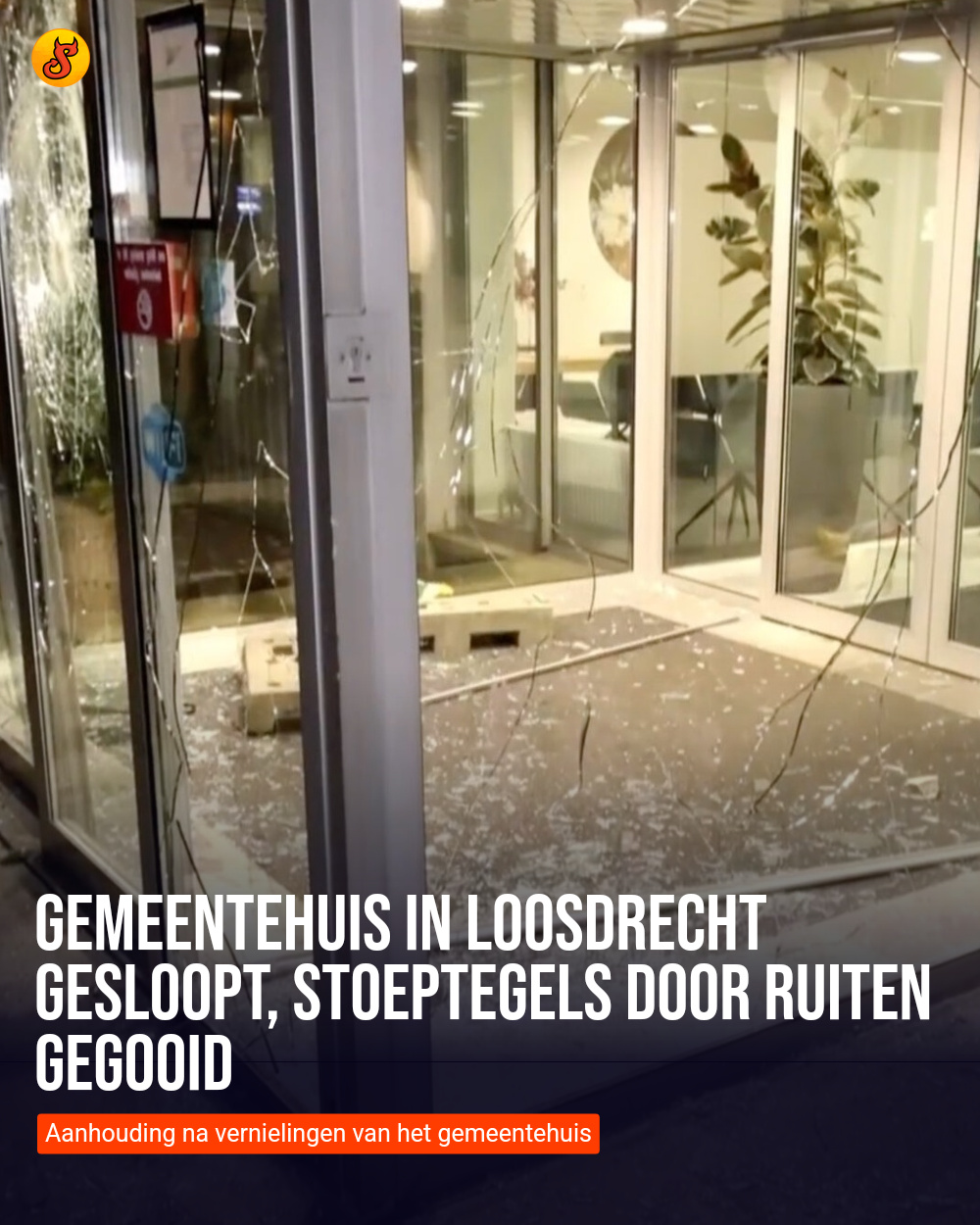 Gemeentehuis in Loosdrecht gesloopt, stoeptegels door ruiten gegooid
