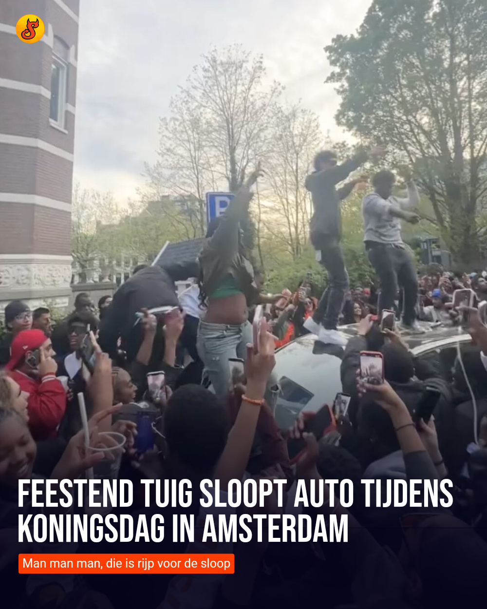 Feestend tuig sloopt auto tijdens Koningsdag in Amsterdam