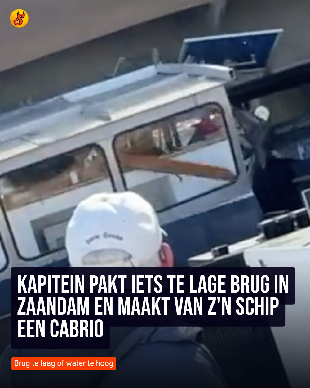 Kapitein pakt iets te lage brug in Zaandam en maakt van z'n schip een cabrio