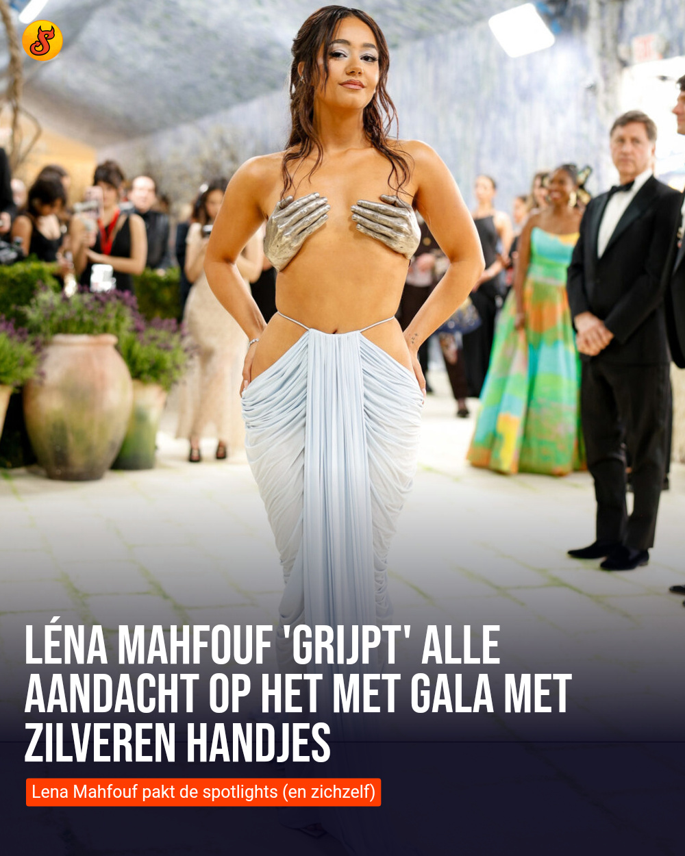 Léna Mahfouf 'grijpt' alle aandacht op het Met Gala met zilveren handjes