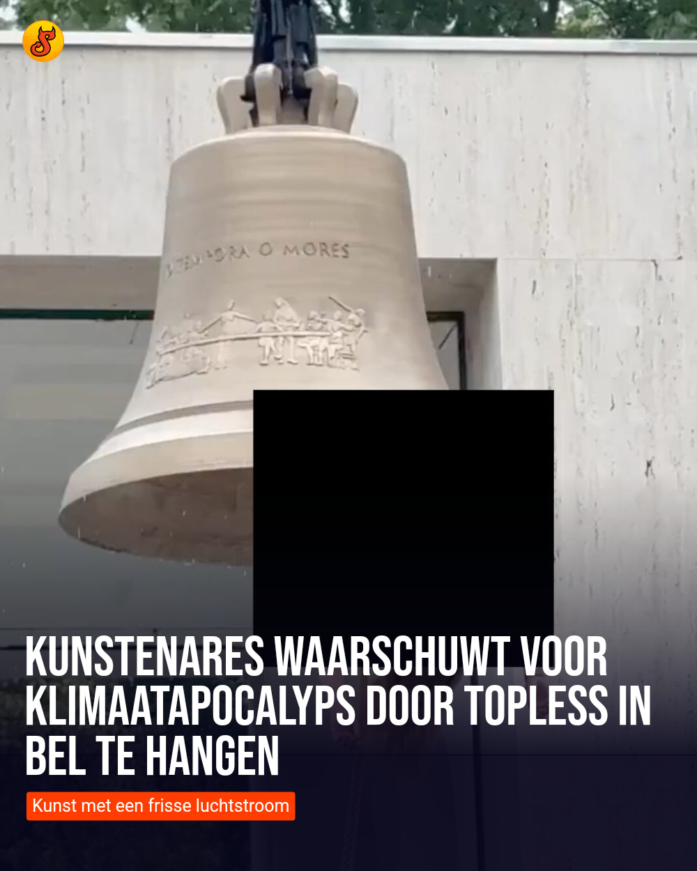 Kunstenares waarschuwt voor klimaatapocalyps door topless in bel te hangen