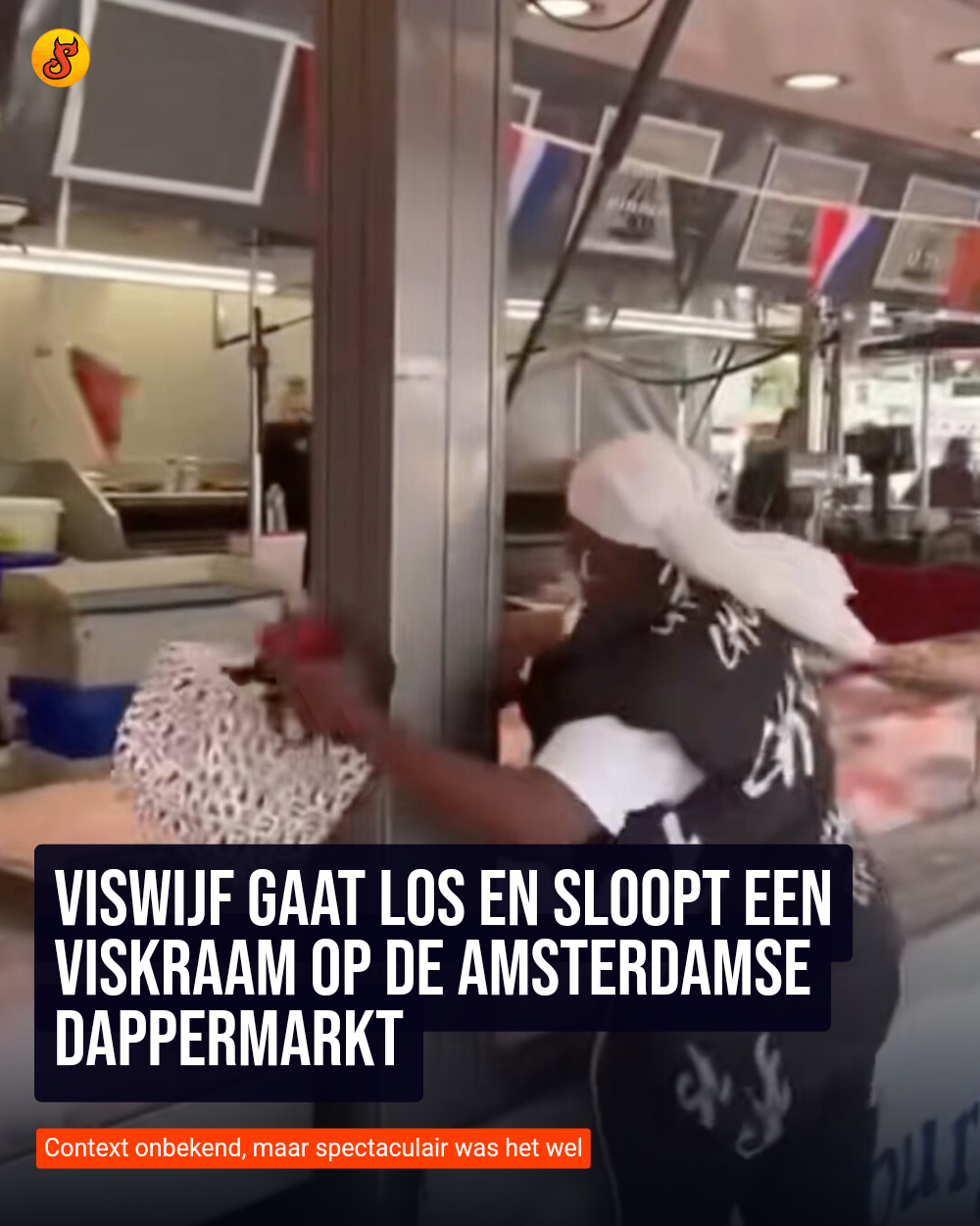 Viswijf gaat los en sloopt een viskraam op de Amsterdamse Dappermarkt