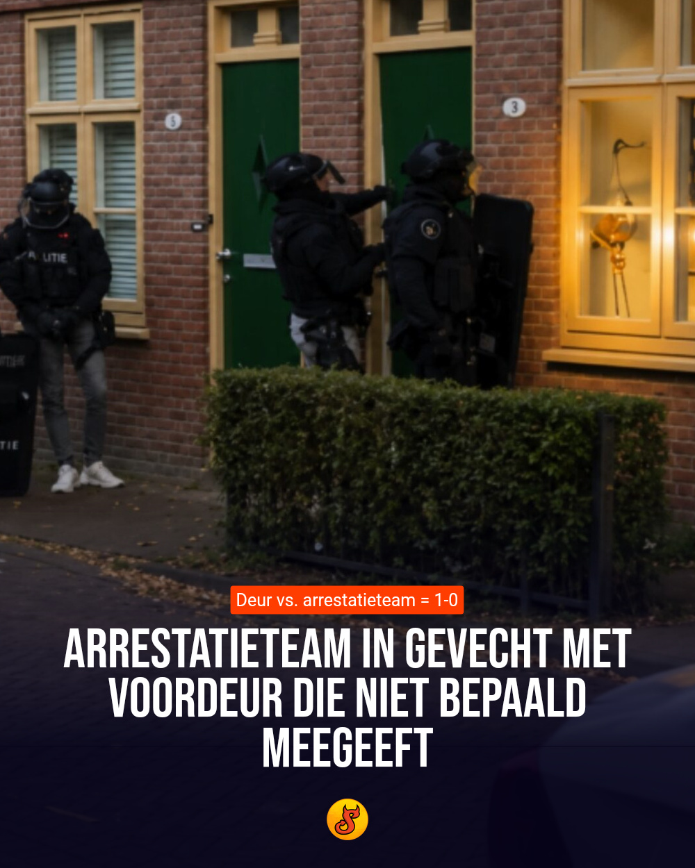 Arrestatieteam in gevecht met voordeur die niet bepaald meegeeft
