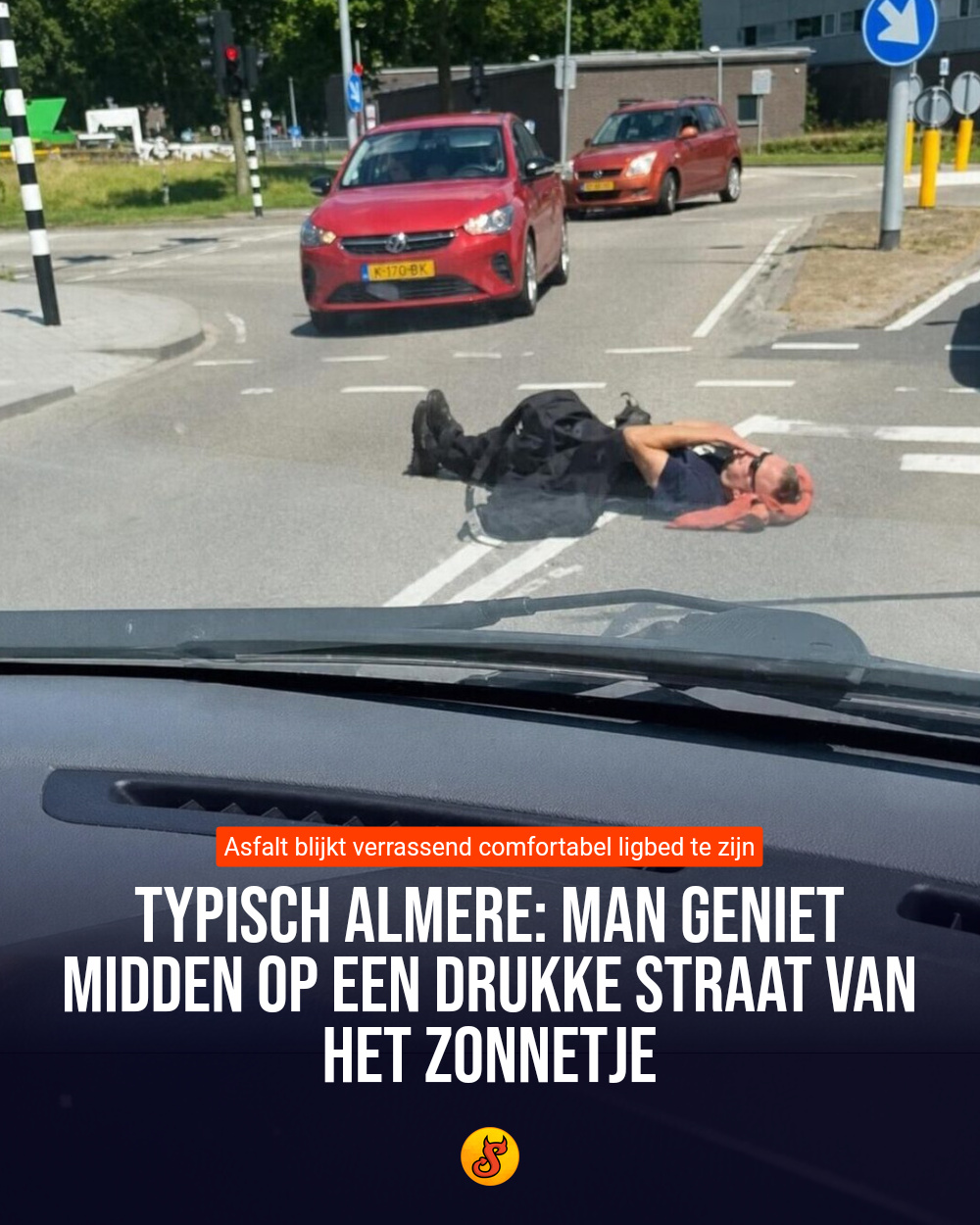 Typisch Almere: Man geniet midden op een drukke straat van het zonnetje
