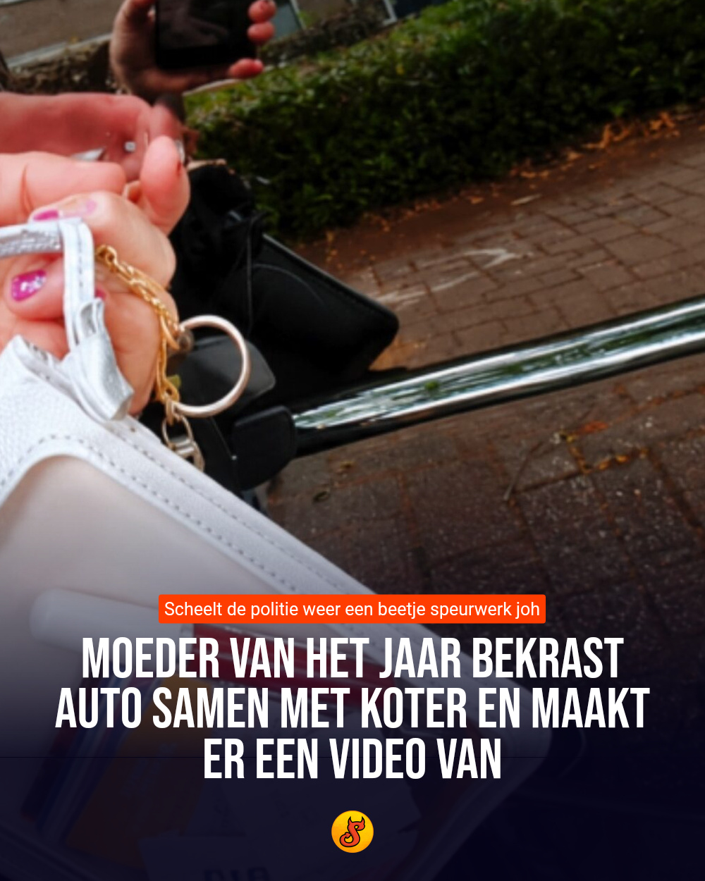 Moeder van het jaar bekrast auto samen met koter en maakt er een video van