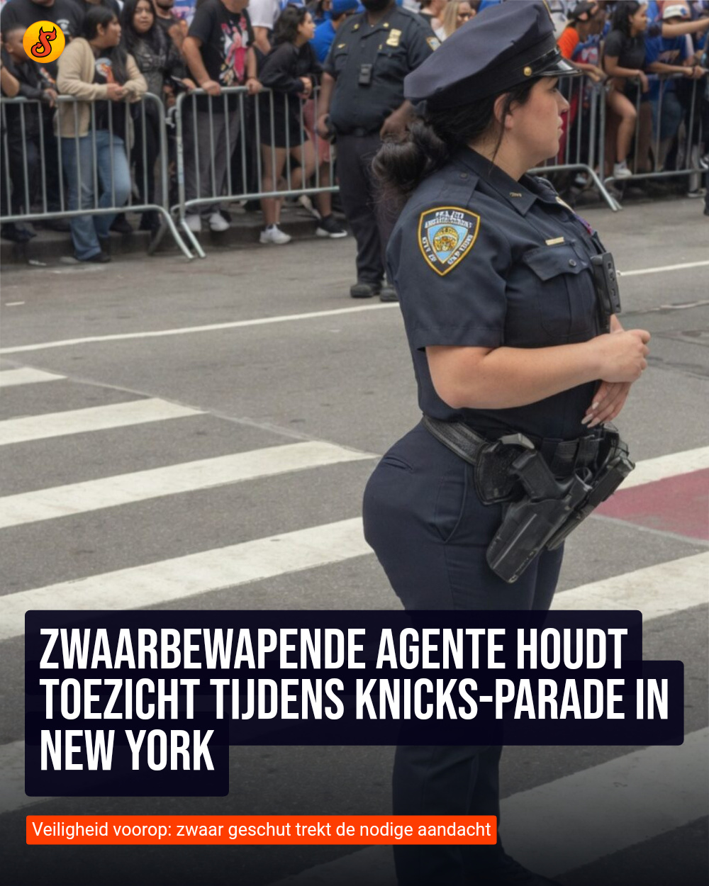 Zwaarbewapende agente houdt toezicht tijdens Knicks-parade in New York
