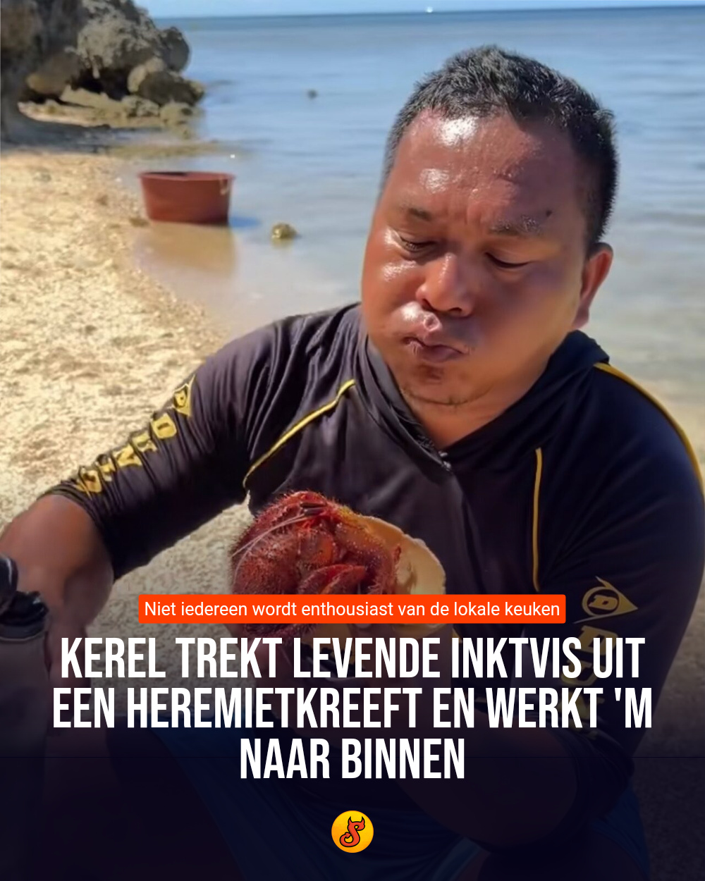 Kerel trekt levende inktvis uit een heremietkreeft en werkt 'm naar binnen