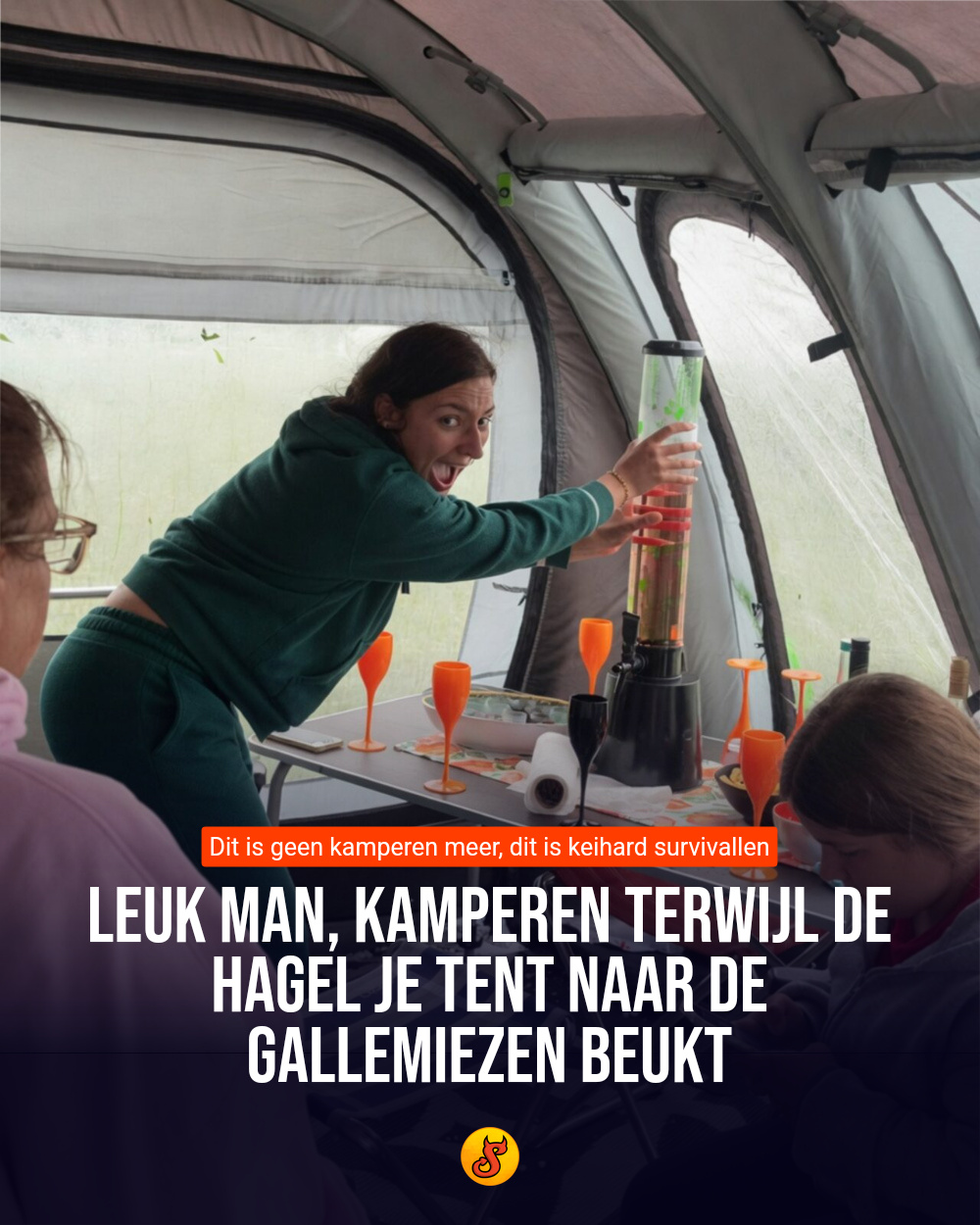 Leuk man, kamperen terwijl de hagel je tent naar de gallemiezen beukt