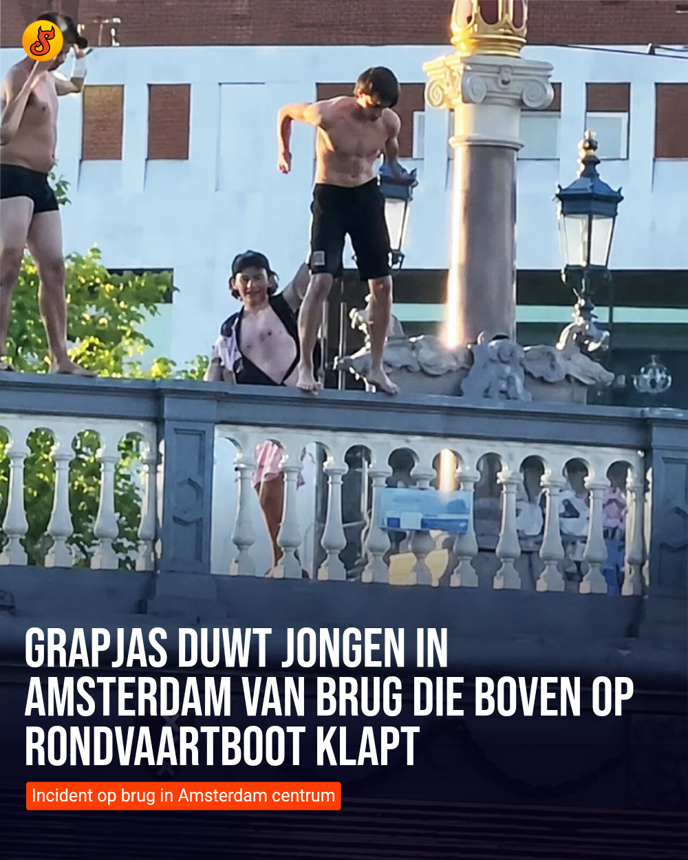Grapjas duwt jongen in Amsterdam van brug die boven op rondvaartboot klapt