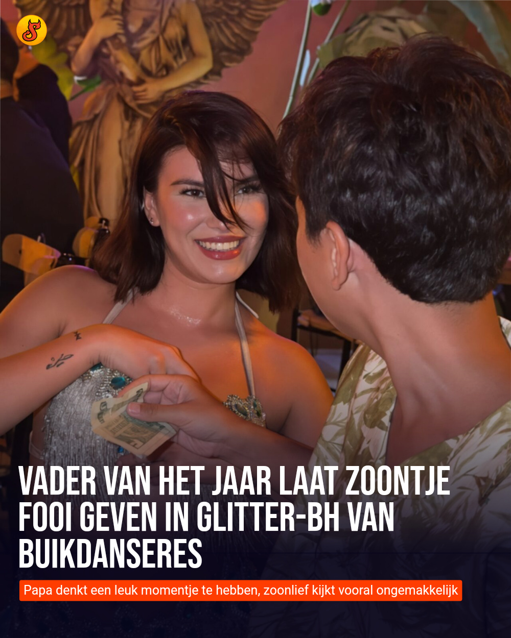 Vader van het jaar laat zoontje fooi geven in glitter-bh van buikdanseres