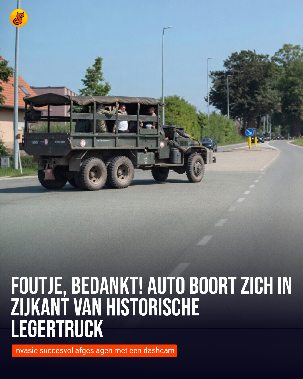 Foutje, bedankt! Auto boort zich in zijkant van historische legertruck