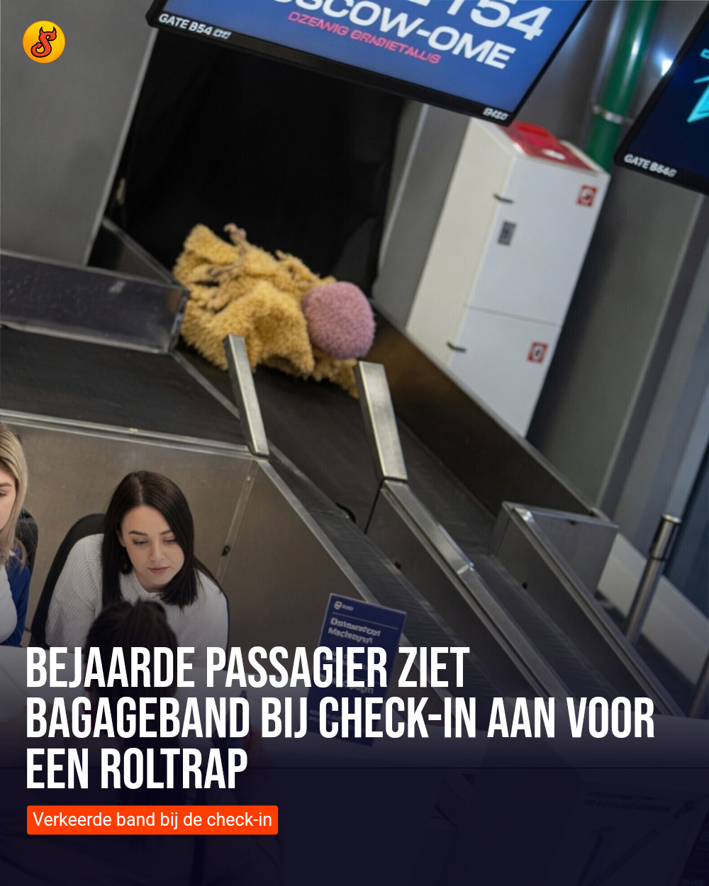 Bejaarde passagier ziet bagageband bij check-in aan voor een roltrap