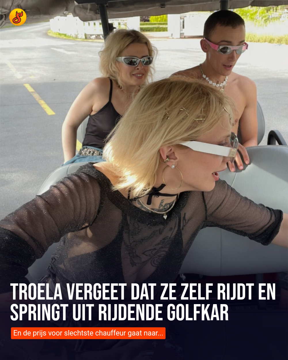 Troela vergeet dat ze zelf rijdt en springt uit rijdende golfkar