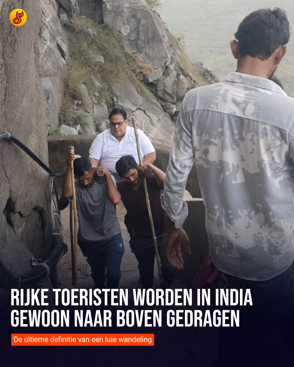 Rijke toeristen worden in India gewoon naar boven gedragen