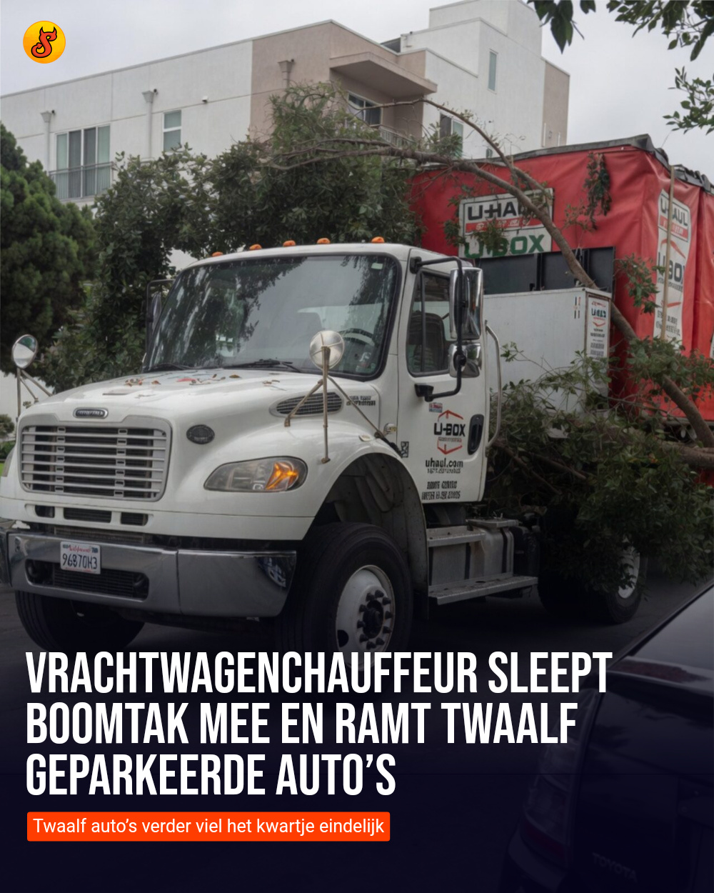 Vrachtwagenchauffeur sleept boomtak mee en ramt twaalf geparkeerde auto’s