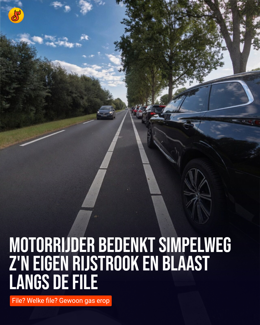 Motorrijder bedenkt simpelweg z'n eigen rijstrook en blaast langs de file