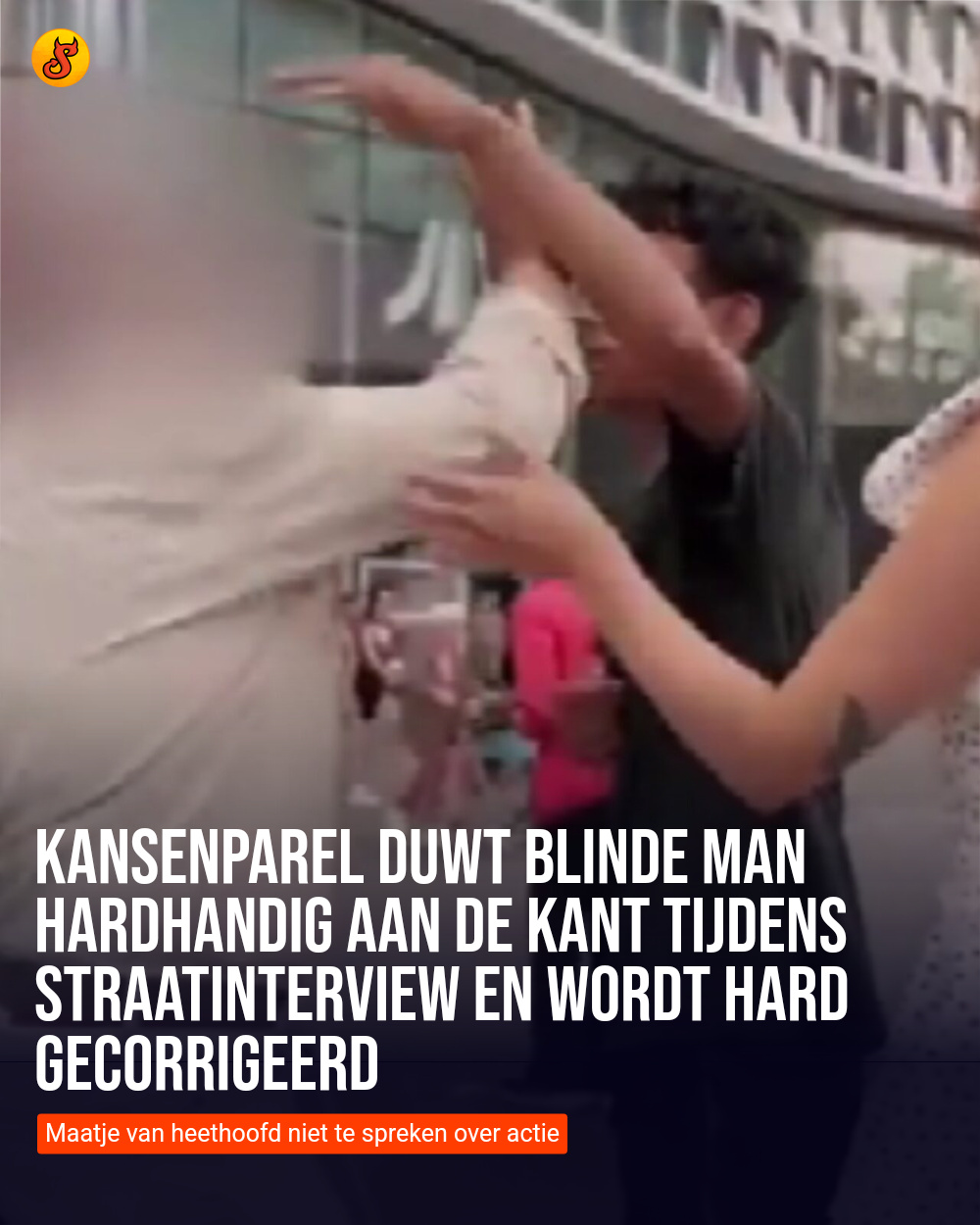 Kansenparel duwt blinde man hardhandig aan de kant tijdens straatinterview en wordt hard gecorrigeerd