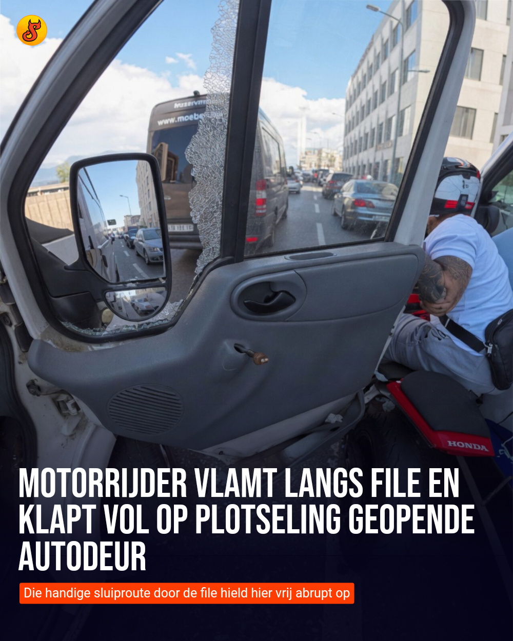 Motorrijder vlamt langs file en klapt vol op plotseling geopende autodeur