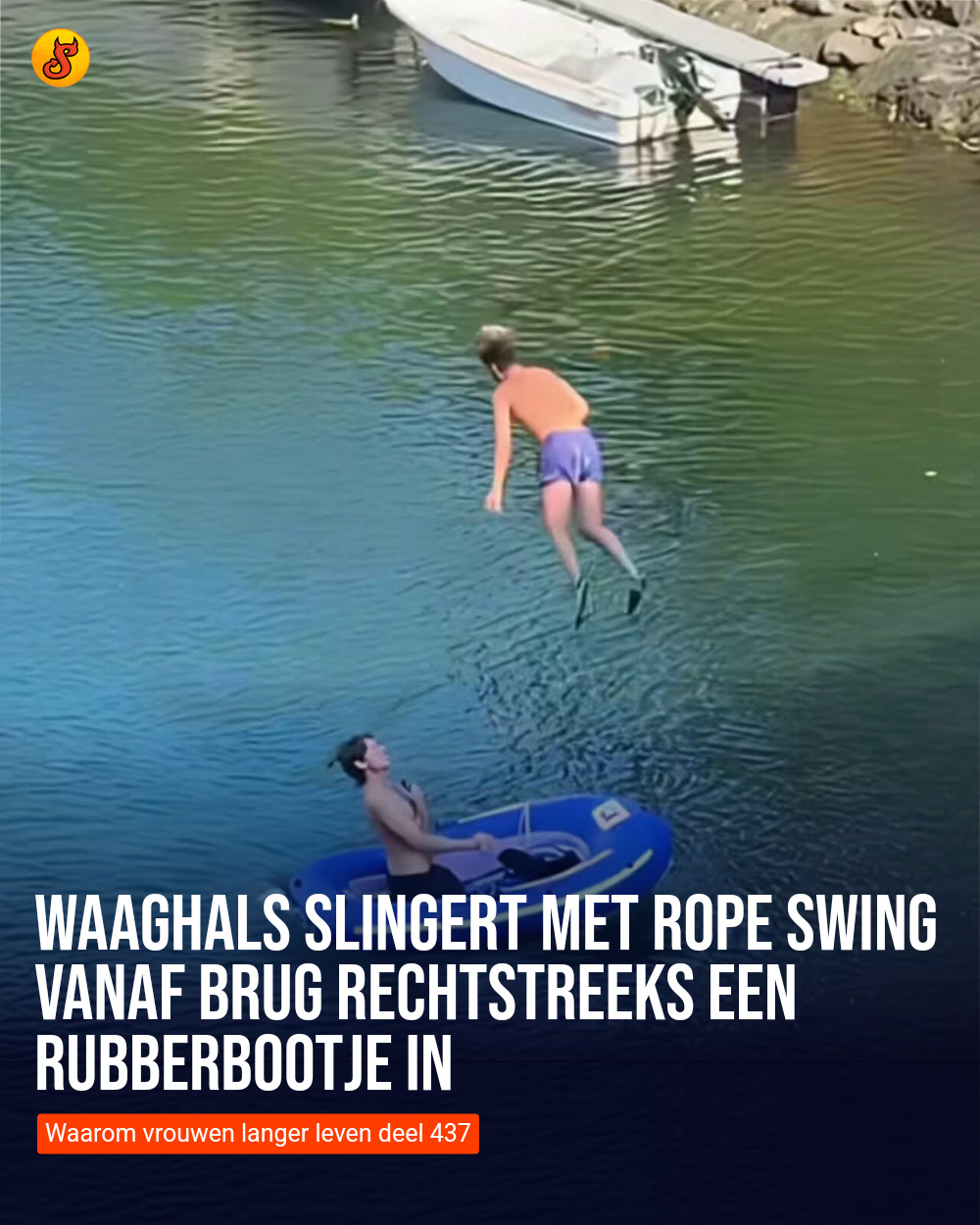 Waaghals slingert met rope swing vanaf brug rechtstreeks een rubberbootje in