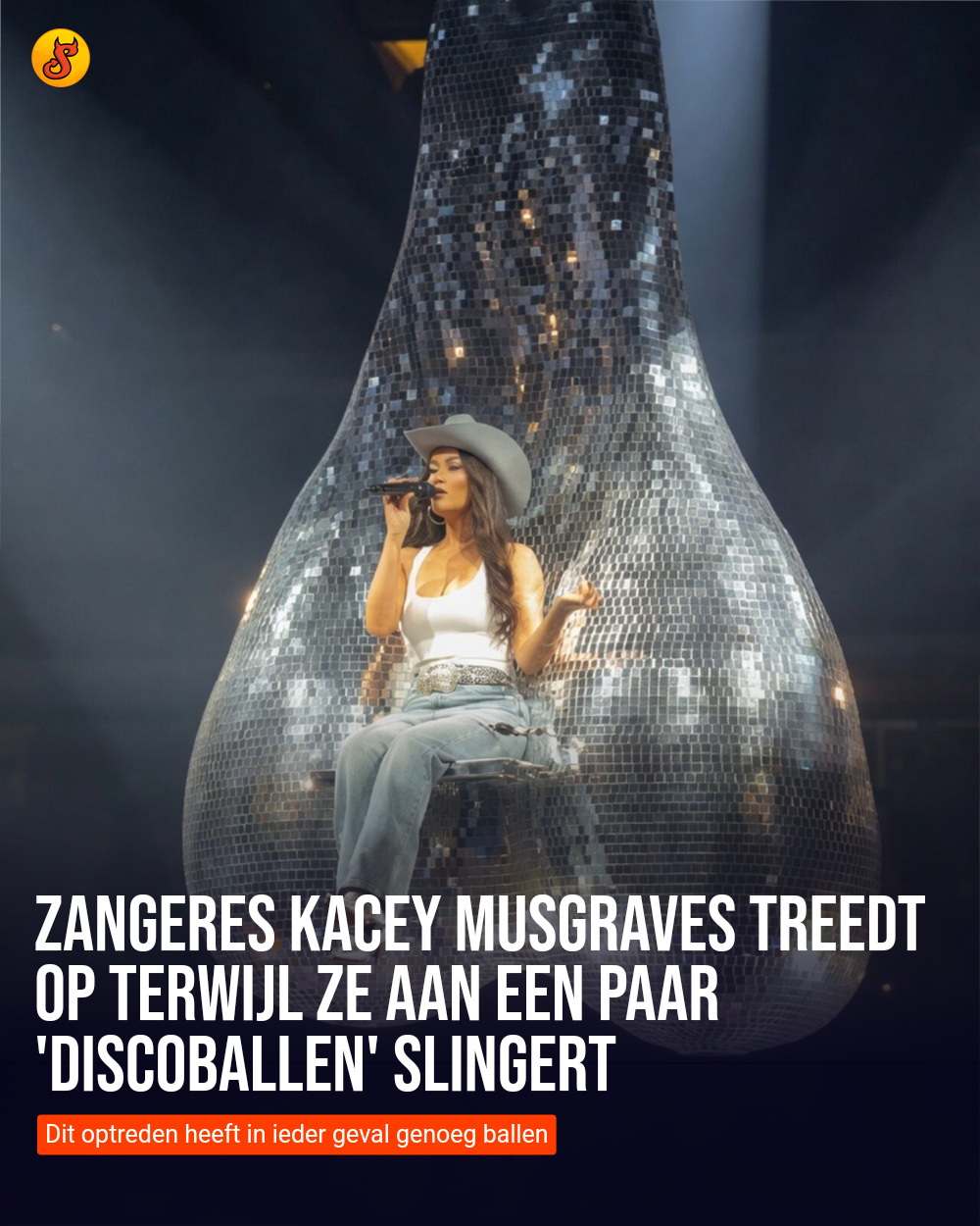 Zangeres Kacey Musgraves treedt op terwijl ze aan een paar 'discoballen' slingert