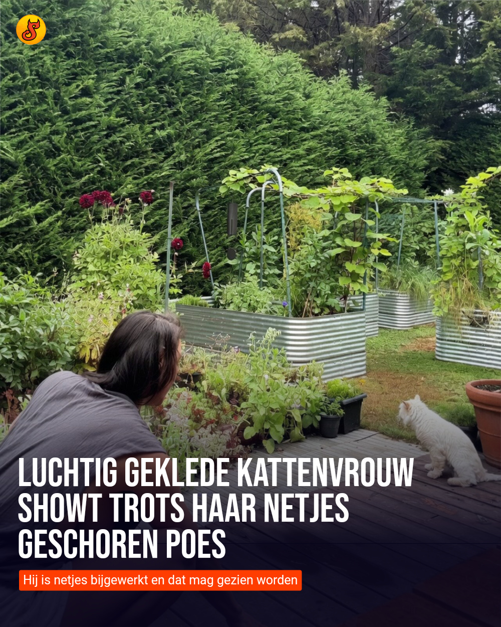 Luchtig geklede kattenvrouw showt trots haar netjes geschoren poes