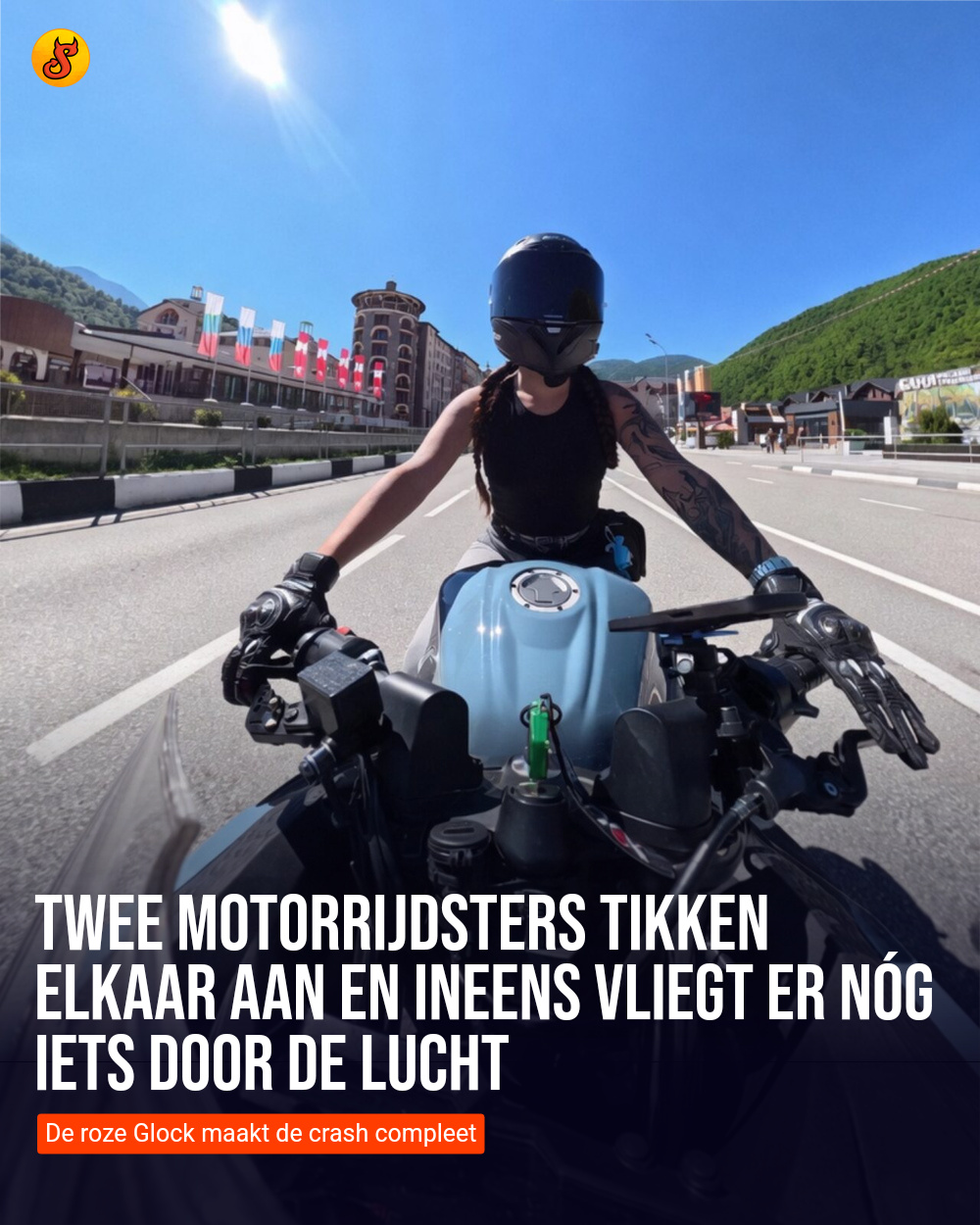 Twee motorrijdsters tikken elkaar aan en ineens vliegt er nóg iets door de lucht