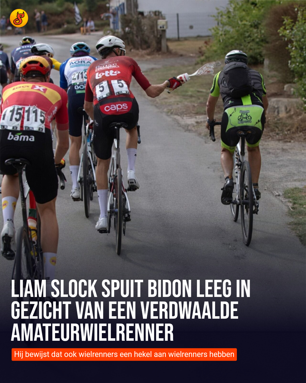 Liam Slock spuit bidon leeg in gezicht van een verdwaalde amateurwielrenner