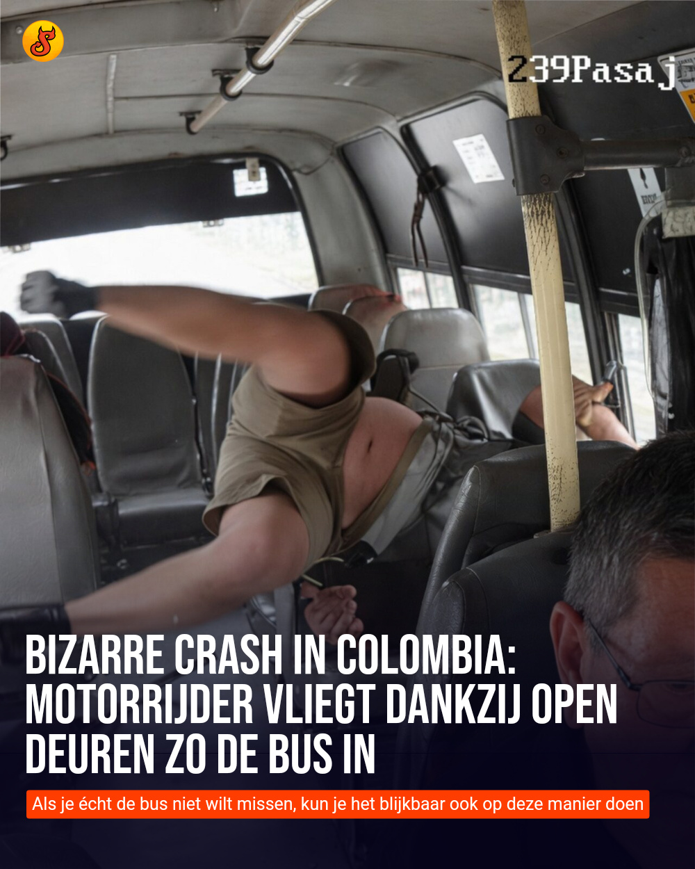 Bizarre crash in Colombia: motorrijder vliegt dankzij open deuren zo de bus in
