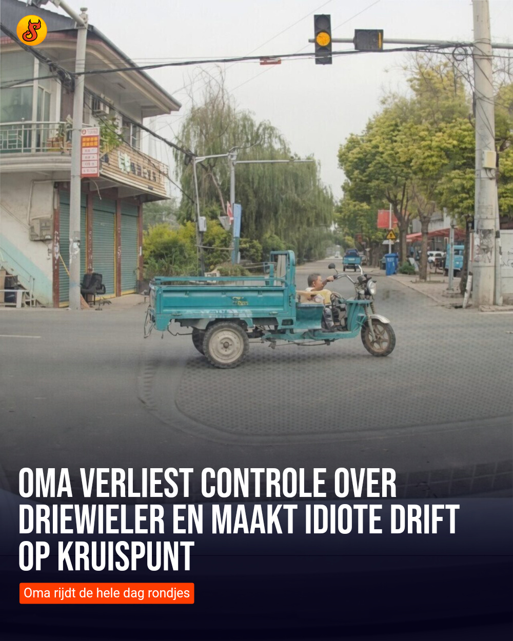Oma verliest controle over driewieler en maakt idiote drift op kruispunt