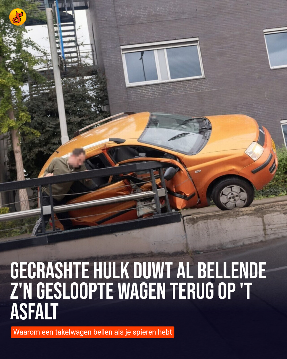 Gecrashte Hulk duwt al bellende z'n gesloopte wagen terug op 't asfalt