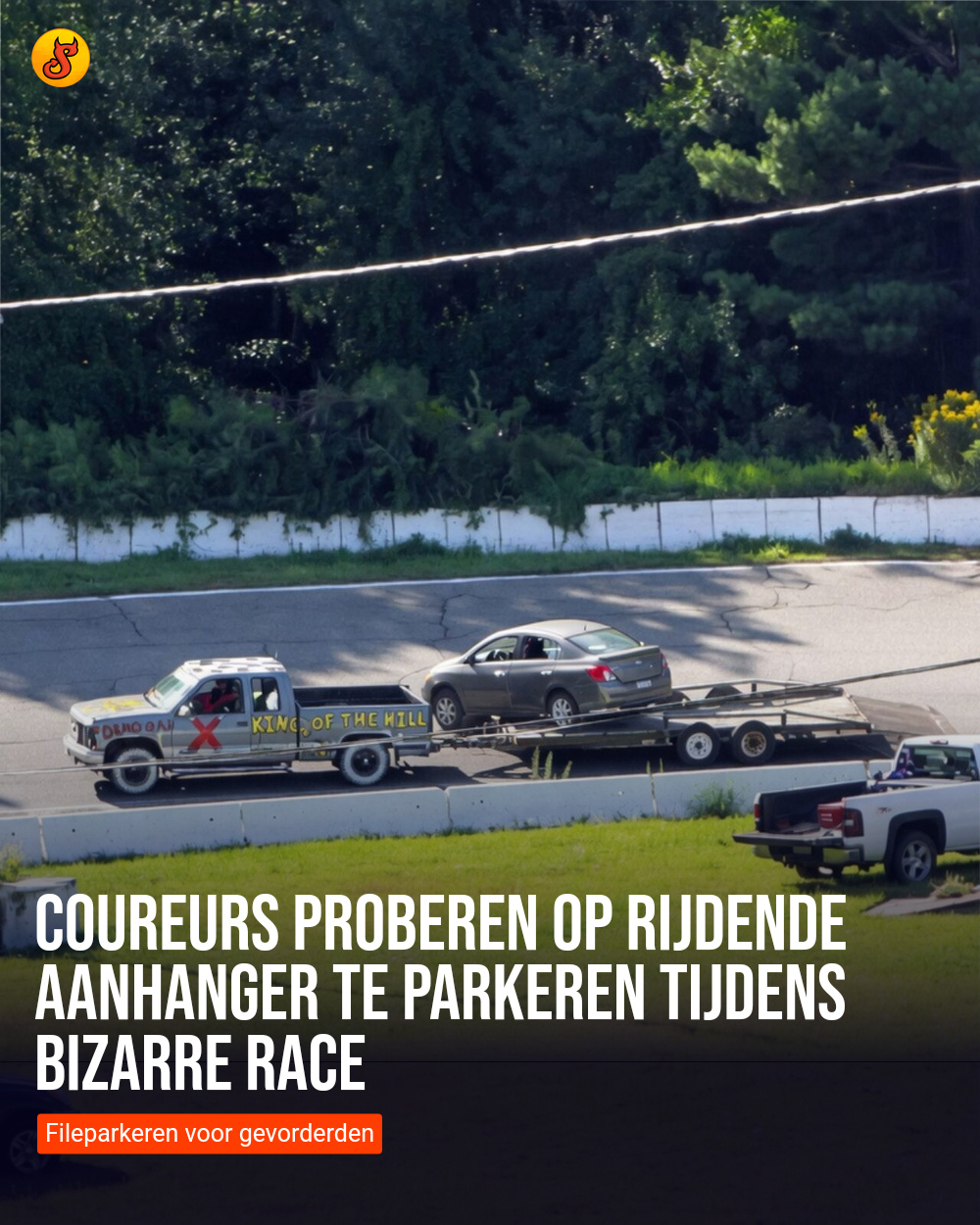 Coureurs proberen op rijdende aanhanger te parkeren tijdens bizarre race