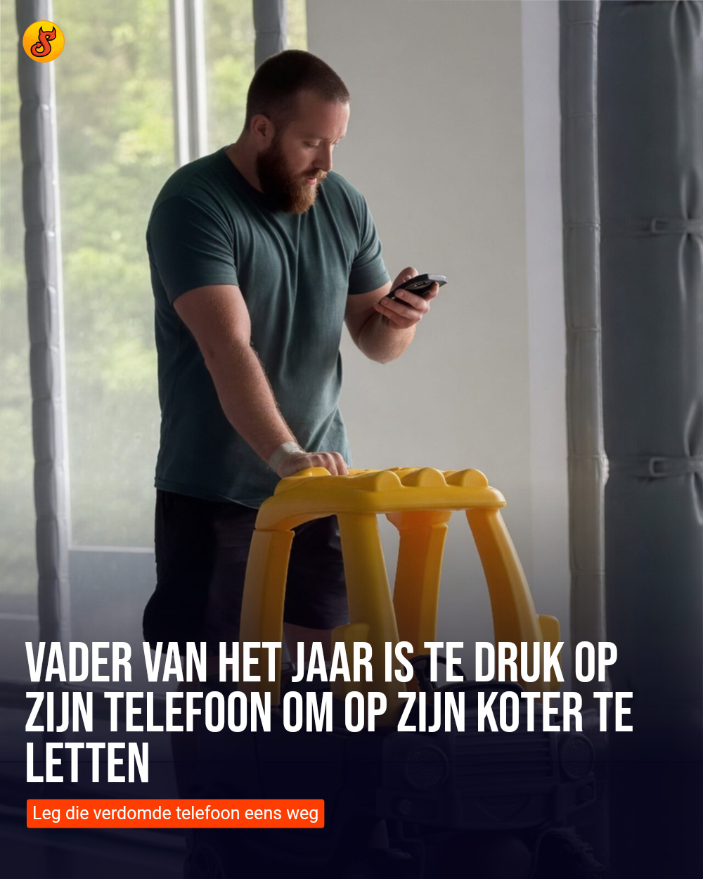 Vader van het jaar is te druk op zijn telefoon om op zijn koter te letten
