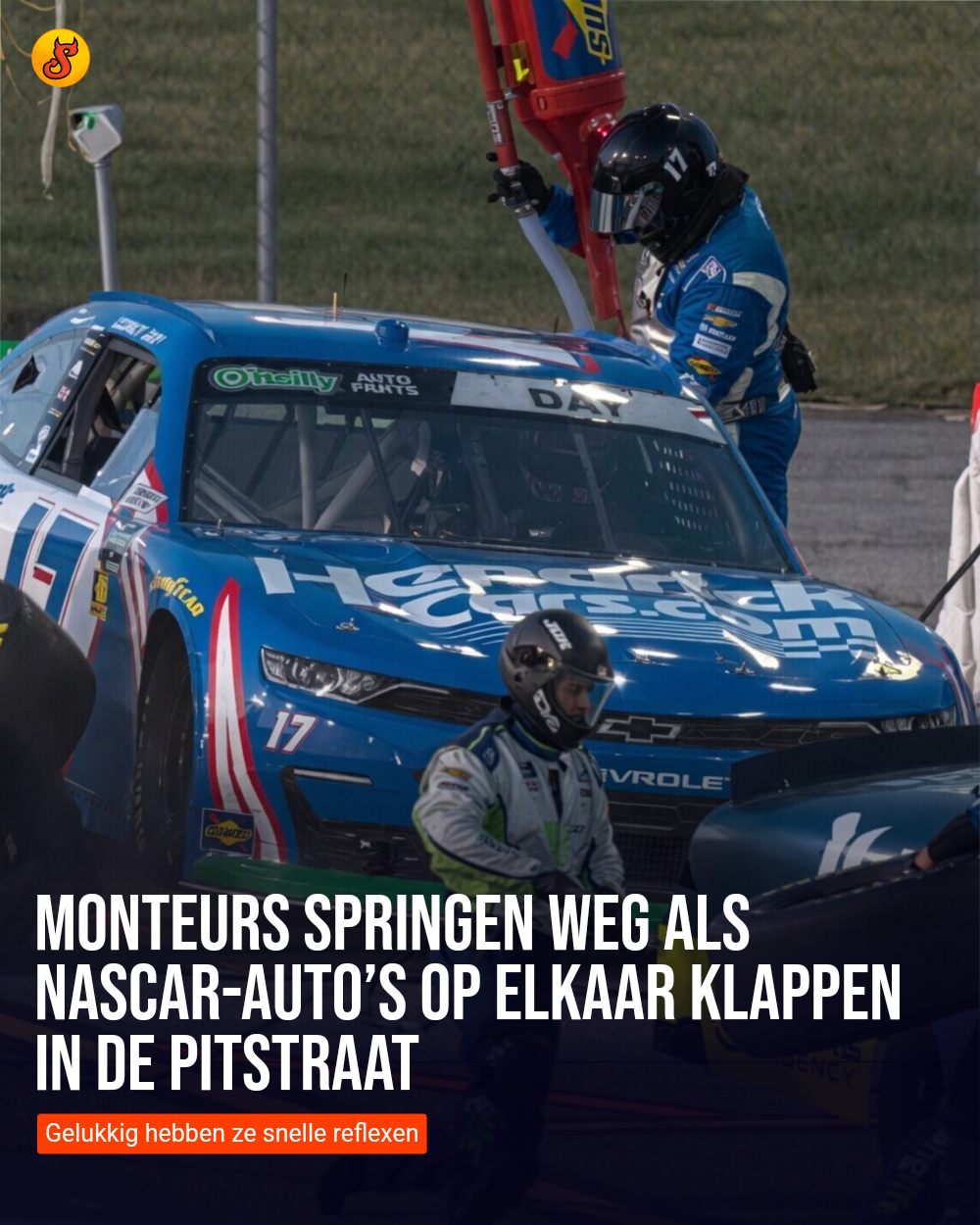 Monteurs springen weg als NASCAR-auto’s op elkaar klappen in de pitstraat